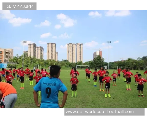 幼儿校园足球热潮兴起促进儿童身心健康与团队合作能力的全面发展 幼儿校园足球热潮兴起促进儿童身心健康与团队合作能力的全面发展