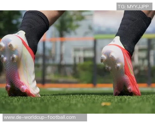 提升球技的秘密武器双层设计足球鞋助你轻松掌控赛场